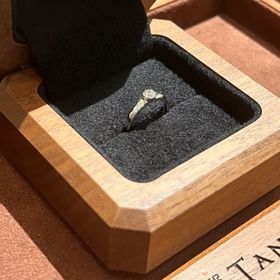 【TANZO.(鍛造指輪)の口コミ】 婚約指輪をTANZOで購入しました。デザインやダイヤの大きさ、輝きまで細か…