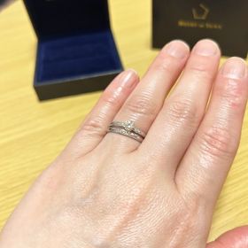 【HOSHI no SUNA 星の砂(ほしのすな)の口コミ】 プロポーズでこちらのアリエルの婚約指輪を頂きました。
その後ふたりで結…