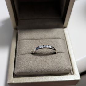 【和光ブライダルブティックギンザの口コミ】 滑らかて着け心地が良く、着けているのを忘れそうなくらい指なじみが良く…