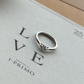 【アイプリモ(I-PRIMO)の口コミ】 【指輪のデザインについて】
シンプルながらもダイヤの存在感があり、特別…