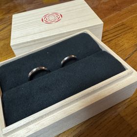 【出雲結(いずもゆい)の口コミ】 女性用のリングは小さくダイヤモンドが入っており、少しデザインのあるシ…