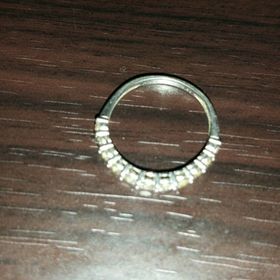 【ジュエリーツツミ(JEWELRY TSUTSUMI)の口コミ】 マリッジリングとの重ね付けで日常でも使用出来る物を探していました。
マ…