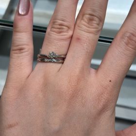 【アイプリモ(I-PRIMO)の口コミ】 結婚指輪は二つの指輪をくっつけるとペアで線が繋がるようになており、2人…