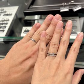 【ラザール ダイヤモンド(LAZARE DIAMOND)の口コミ】 シンプルですが少し個性的で、ダイヤの輝きがとてと綺麗です。どんな方の…