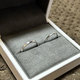 【One&Only(ワンアンドオンリー)の口コミ】 両方とも、少しのねじれでアクセントがあり、男性用の方はねじれの部分に…