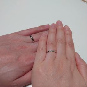 【アイプリモ(I-PRIMO)の口コミ】 斜めにメレダイヤが入ったデザインの指輪を探しており、指輪がウェーブで…