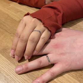 【COLANY(コラニー)の口コミ】 指を長く見せる特徴的な斜めのライン
ダイヤは多すぎないデザイン
男性側…