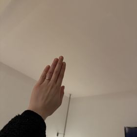 【ラザール ダイヤモンド(LAZARE DIAMOND)の口コミ】 シンプルなのに可愛くてとてもお気に入りです。
ダイヤモンドも輝いていて…