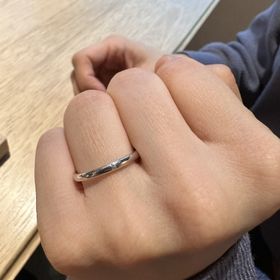 【ith(イズ)の口コミ】 指輪外側は夫婦で同じようにプラチナでシンプルなデザインにしながらも、…