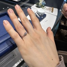 【銀座ダイヤモンドシライシの口コミ】 海の水面から連想されて作られたリングで、エンゲージリングとマリッジリ…