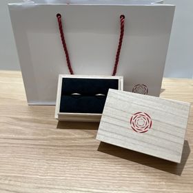 【出雲結(いずもゆい)の口コミ】 一見すると、マット加工のシンプルな指輪です。ですが、全面ではないため…