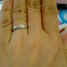 【Something Blue(サムシングブルー)の口コミ】 ハワイアンジュエリーみたいな模様みたいなのが入っててシンプルな指輪を…