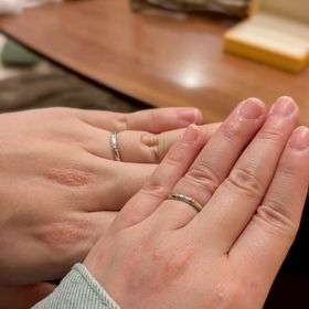 【ケイウノ ブライダル(K.UNO BRIDAL)の口コミ】 （表）お互いのイニシャルを入れてあります。
（裏）お互いの誕生石（それ…