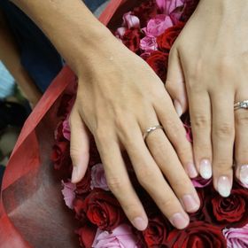 【銀座ダイヤモンドシライシの口コミ】 指に沿うように作られており少し指が長く見えます。右側にダイヤモンドも…