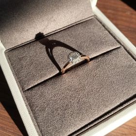 【COCKTAIL(カクテル)】の口コミ 価格とデザイン
シンプルすぎないデザインでリングにワンポイントで小さい...