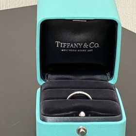 【ティファニー(Tiffany & Co.)の口コミ】 プラチナ2ミリ幅で女性用は中央にダイヤが3点入っています。日常的に身に…