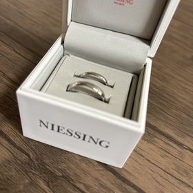 【NIESSING(ニーシング)の口コミ】 指輪はシンプルですが、打ちつけたようなデザインで
オリジナル感がありま…