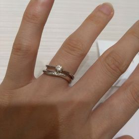 【TRECENTI(トレセンテ)の口コミ】 シンプルで結婚指輪と婚約指輪かさねてつけられるものをさがしていました…