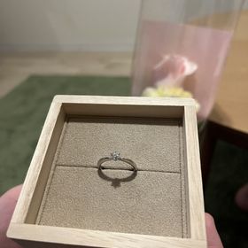 【YUKA HOJO(ユカホウジョウ)の口コミ】 横から見るとりんごの形をしていてとてもかわいい。箱が木で作られており…