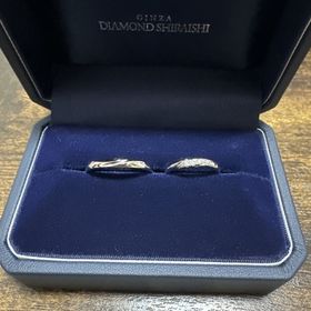 【銀座ダイヤモンドシライシの口コミ】 女性の手に似合う指輪を一生懸命に探しました。とても指にフィットしてて…