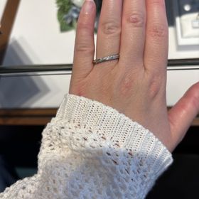 【銀座ダイヤモンドシライシの口コミ】 ダイヤモンドが5個付いていますが、大きすぎることもなく、手の小さい私で…