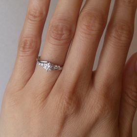 【アイプリモ(I-PRIMO)の口コミ】 真ん中のダイヤに存在感があるものの、あまりゴテゴテ感がないのが気に入…