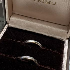 【アイプリモ(I-PRIMO)の口コミ】 指輪のデザインはシンプルなものの、ウェーブ部分がマット加工されており…