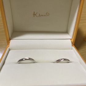 【ケイウノ ブライダル(K.UNO BRIDAL)の口コミ】 主張し過ぎないシンプルなデザインながらも、ワンポイントのピンクゴール…