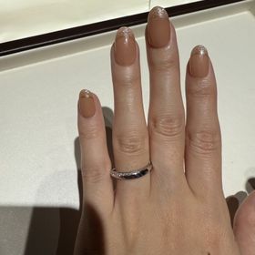 【俄(にわか)の口コミ】 ストレートが好きな私たちでしたが、この指輪はウェーブだけどシャープな…