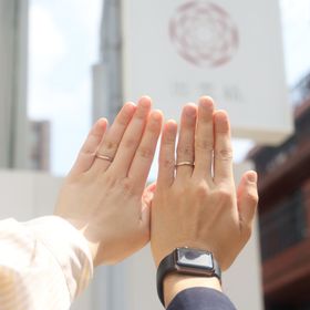 【出雲結(いずもゆい)の口コミ】 シンプルで控えめなデザイン
普段アクセサリーを着用しない私でも目立たず…