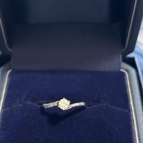 【銀座ダイヤモンドシライシの口コミ】 抱き合わせと言うデザインそのものがとても素敵で単体でももちろん可愛い…