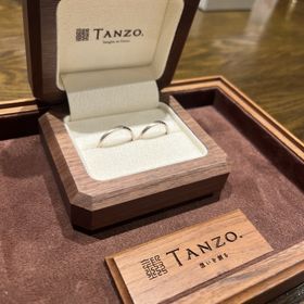 【TANZO.(鍛造指輪)の口コミ】 裏面の槌目模様と表のマット素材のコントラストがお気に入りです。また、…
