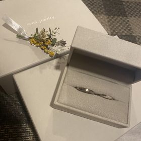 【mina.jewelry(ミナジュエリー)の口コミ】 2人ともシャンパンゴールドで、新婦の方はひねりを一回入れ、そこにスター…