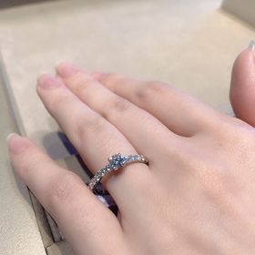 【ANTWERP BRILLIANT(アントワープブリリアント)】の口コミ とてもキラキラしていてかわいいです。
年齢的にラウンドカットではかわい...