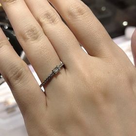 【AHKAH(アーカー)の口コミ】 日常でも外出時に重ね付けをしたいと思っていたので、センターダイヤがあ…