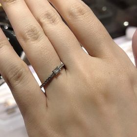 【AHKAH(アーカー)】の口コミ 日常でも外出時に重ね付けをしたいと思っていたので、センターダイヤがあま...