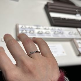 【アイプリモ(I-PRIMO)の口コミ】 ウェーブタイプで探しており、ダイヤの量やデザインが気に入った。
婚約指…