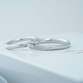 【THREE TREES(スリーツリーズ)の口コミ】 指輪のデザインは、毎日つける結婚指輪なのでどんな服にも馴染みやすいデ…