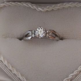 【WATANABE / 卸商社直営　渡辺の口コミ】 ブランドのデザインだとダイヤが小さく割高で、予算があったのでデザイン…