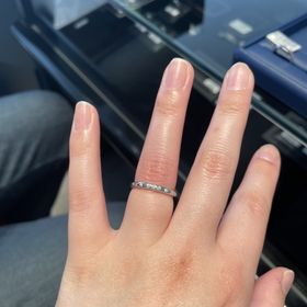 【銀座ダイヤモンドシライシの口コミ】 来店してまず初めに案内されたのが、手の角度で似合う指輪があるそうで、…