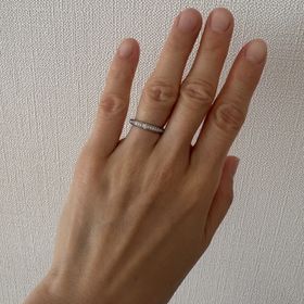 【ラザール ダイヤモンド(LAZARE DIAMOND)の口コミ】 最初は斜めにダイヤが入ったデザインのものを探していたのですが、いろい…