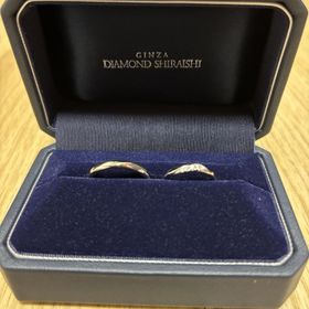 【銀座ダイヤモンドシライシの口コミ】 デザインがシンプルだけど可愛くて、新婦側の指輪は細過ぎずダイヤがつい…