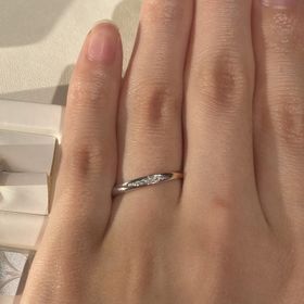 【俄(にわか)の口コミ】 指輪にひねりが入っているので、一見シンプルに見えますが、個性的で可愛…