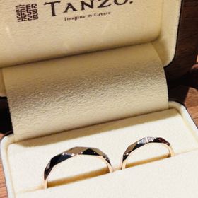 【TANZO.(鍛造指輪)の口コミ】 TANZOオリジナルの色味であるコーラルゴールドにしました。肌に馴染む感じ…