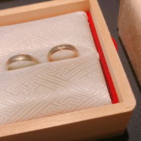 【TOMOE(トモエ)の口コミ】 2つの指輪を重ねると桜の模様が出てくるところが好きです。桜の時期に入籍…
