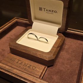 【TANZO.(鍛造指輪)の口コミ】 2人で過去の作品を見ながら沢山吟味して作成しました
嫁ちゃんの指輪を好…