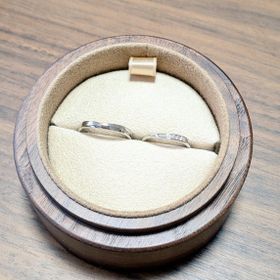 【COLANY(コラニー)の口コミ】 細身でシンプルなデザインや純粋と言う意味の込められた白い薔薇をイメー…