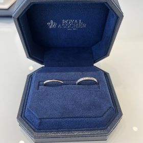 【ROYAL ASSCHER(ロイヤル・アッシャー)の口コミ】 ハーフエタニティの指輪です。上下にミル打ちがしてあり、ダイヤの存在感…