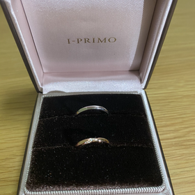 【アイプリモ(I-PRIMO)の口コミ】 指輪の色がとても気に入っています。シルバーをつけてる人が多い中、ピン…