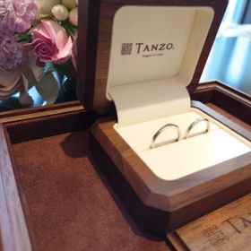 【TANZO.(鍛造指輪)の口コミ】 自分たちの好きなデザインにカスタムできる点。
形状やサイズ、ダイヤの数…